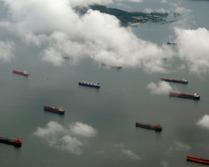 Vor dem Panamakanal stauen sich die Containerschiffe (Bild: Wikipedia)