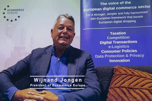 Der Distanzhandel ist seit Jahrzehnten gut eingebunden in Europa:  Wijnand Jongen, Präsident Ecommerce Europe, beglückwünscht den BEVH. (Bild: BEVH)
