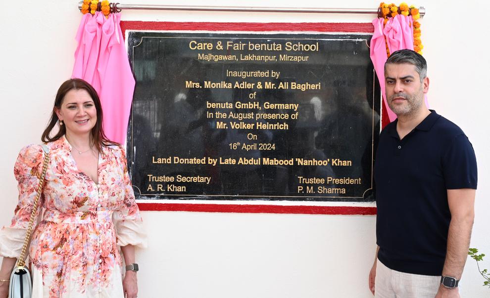Die CEOs Monika Adler und Ali Bagheri vpn Benuta erffnen eine Grundschule in Mowaiya, Indien (Bild: Benuta)